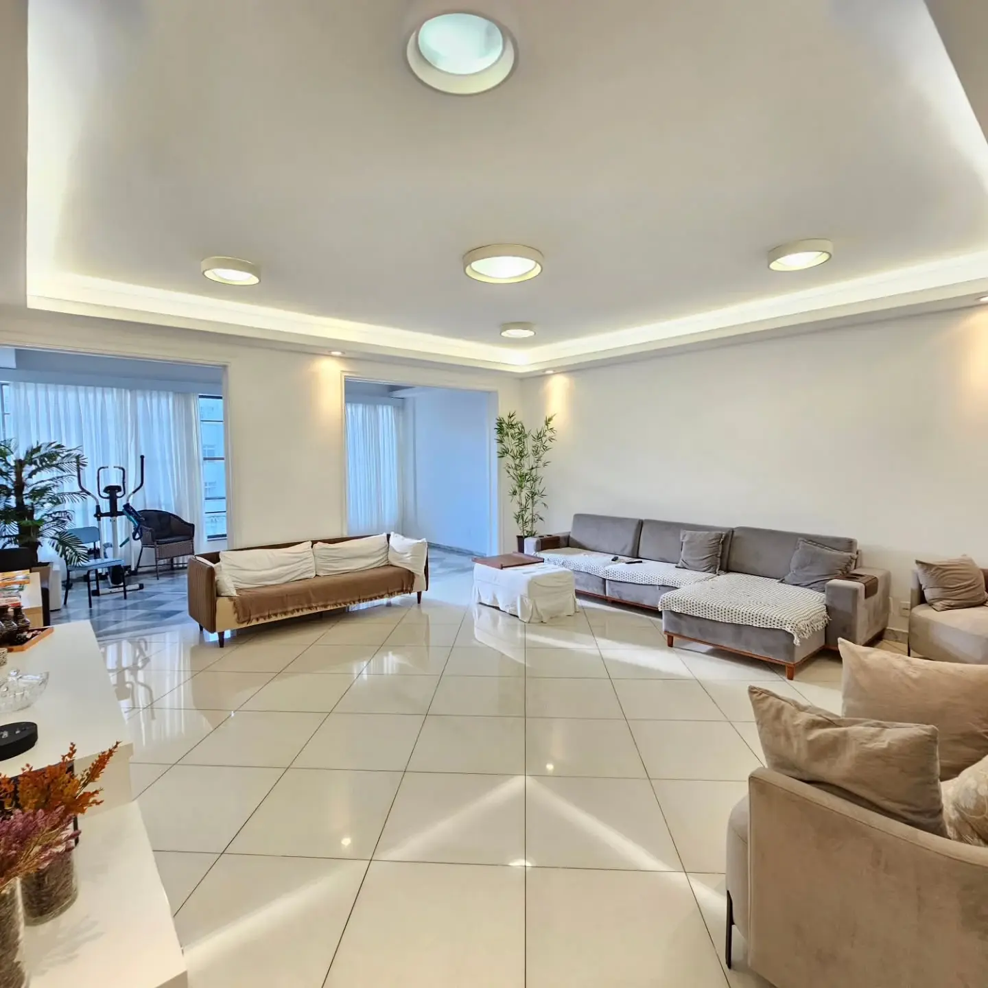 Sala de apartamento no Flamengo com iluminação de LED no teto e no cortineiro