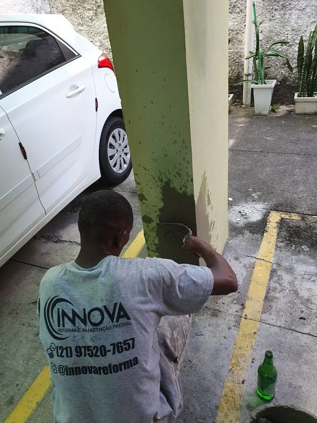 Profissional da Innova executando serviço em um pilar de garagem